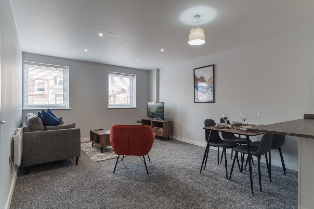 Contemporary 2 Bedroom In Apartment Liverpool