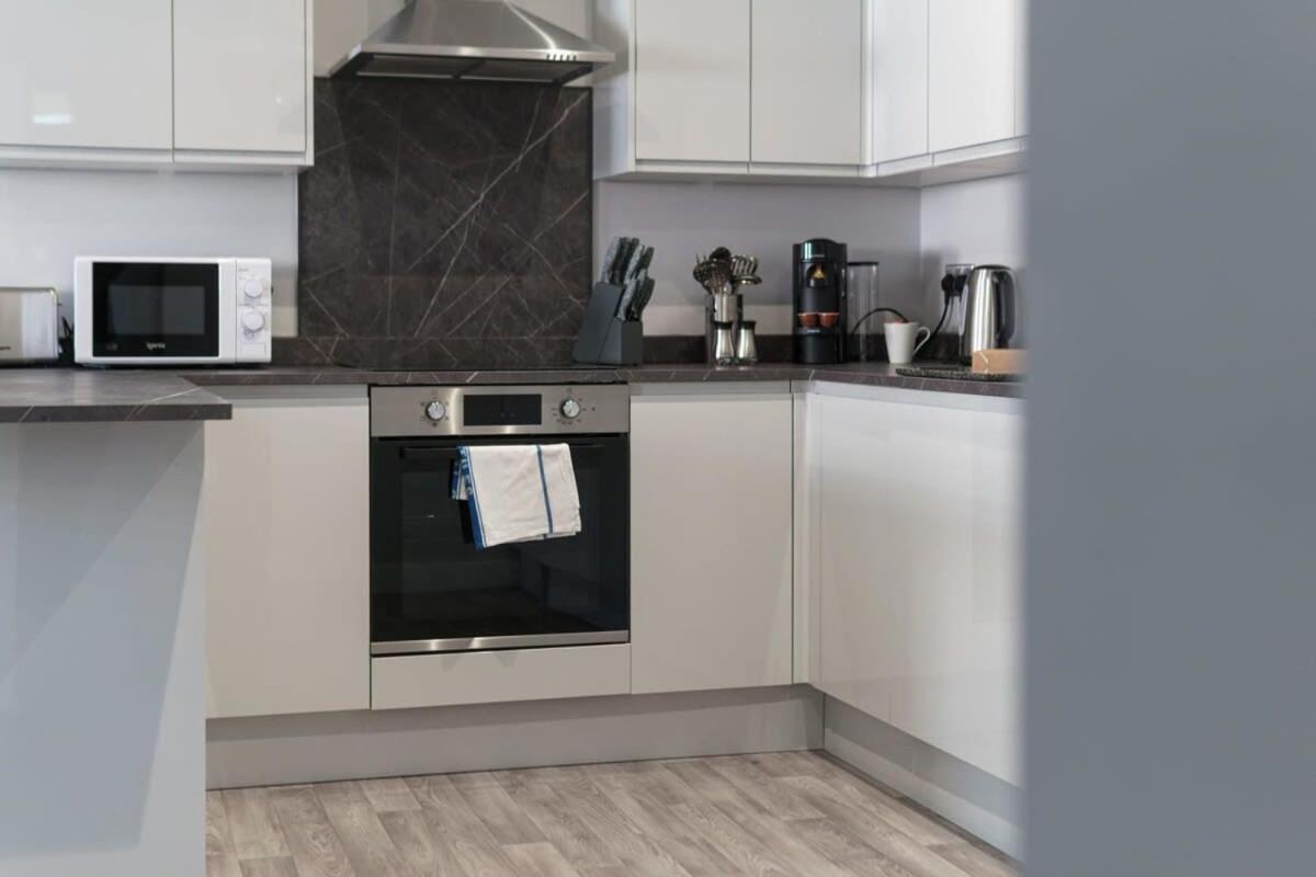 Contemporary 2 Bedroom In Apartment *