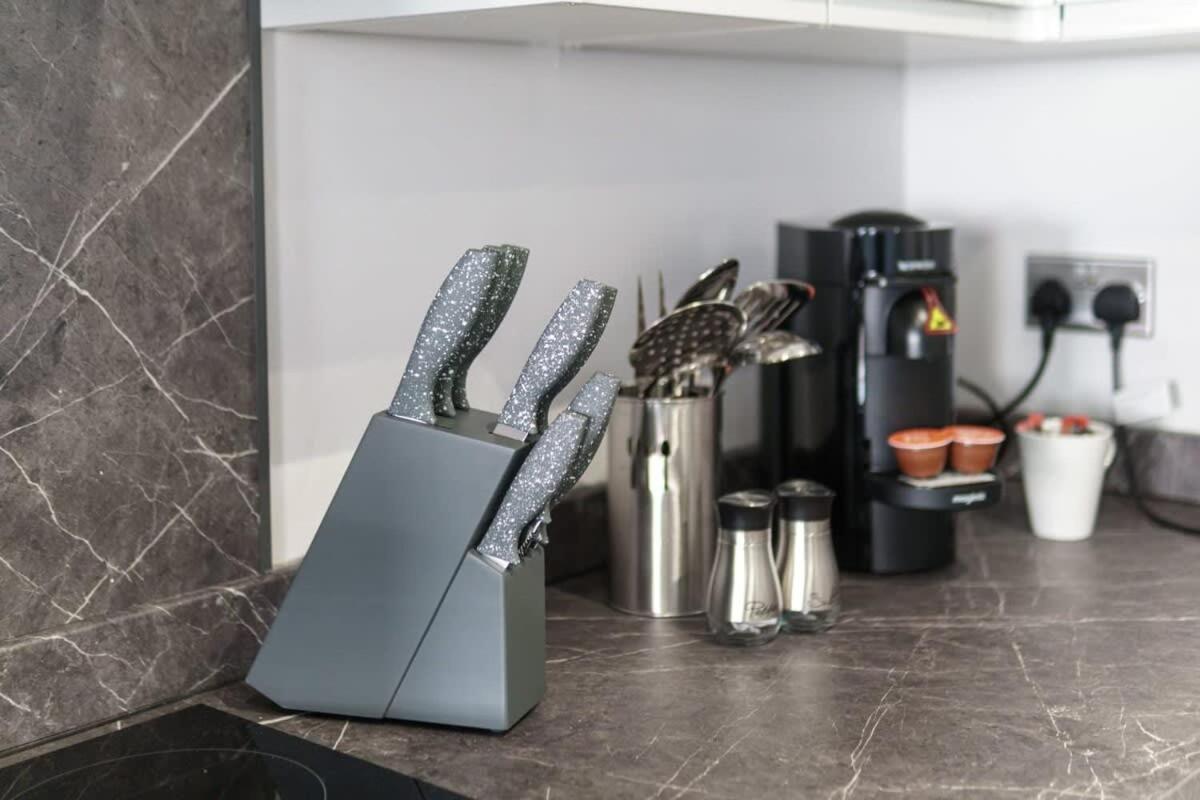 Contemporary 2 Bedroom In Apartment *